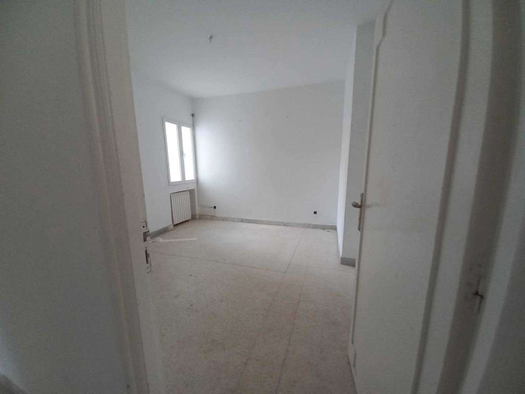 Avendrev"Villa 4000 m2 à chatt meriem pied dans l'eau 