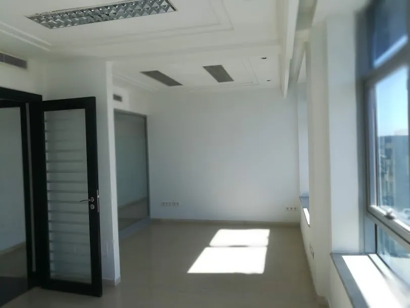 Spacieux bureau 257 m² au lac 1