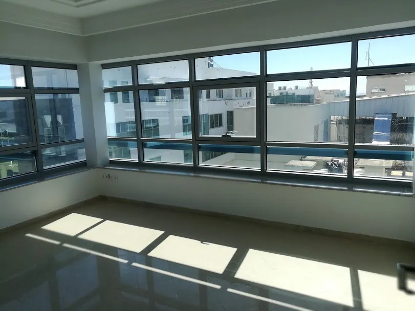 Spacieux bureau 257 m² au lac 1