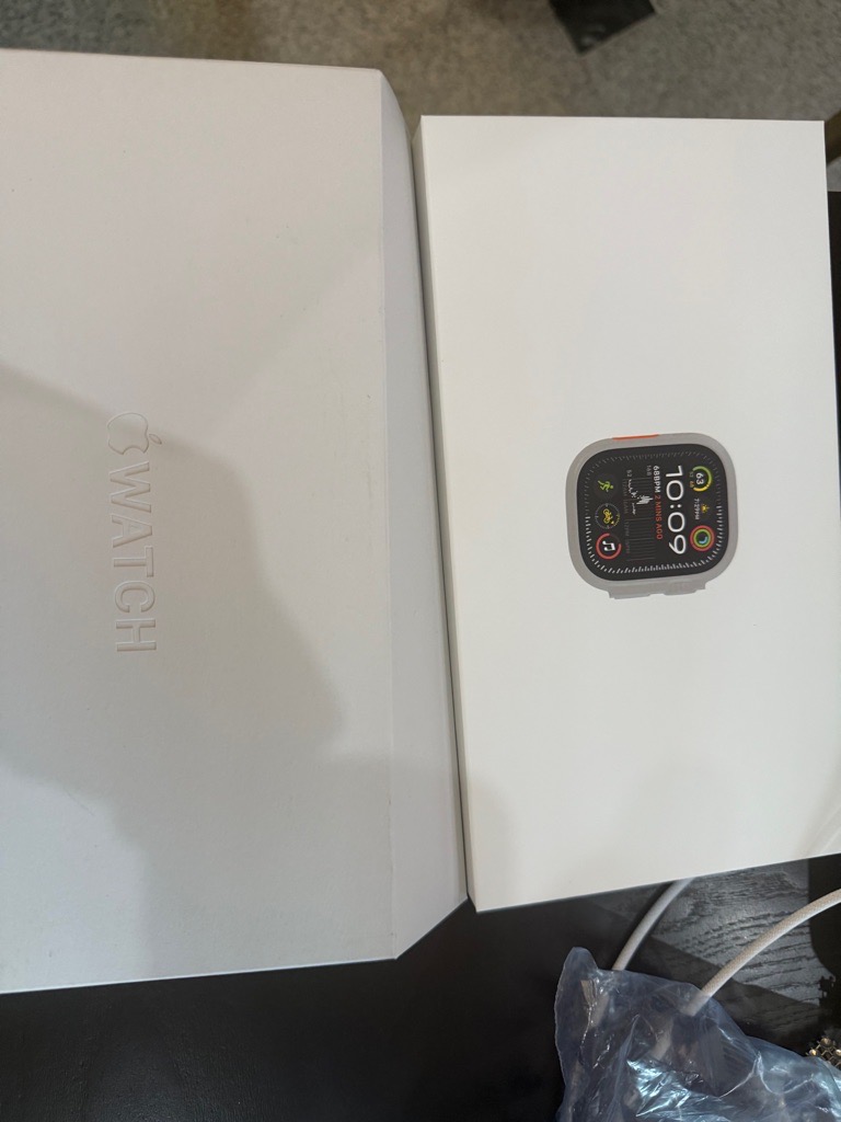 Apple watch ultra 2 natural titanium cacheté