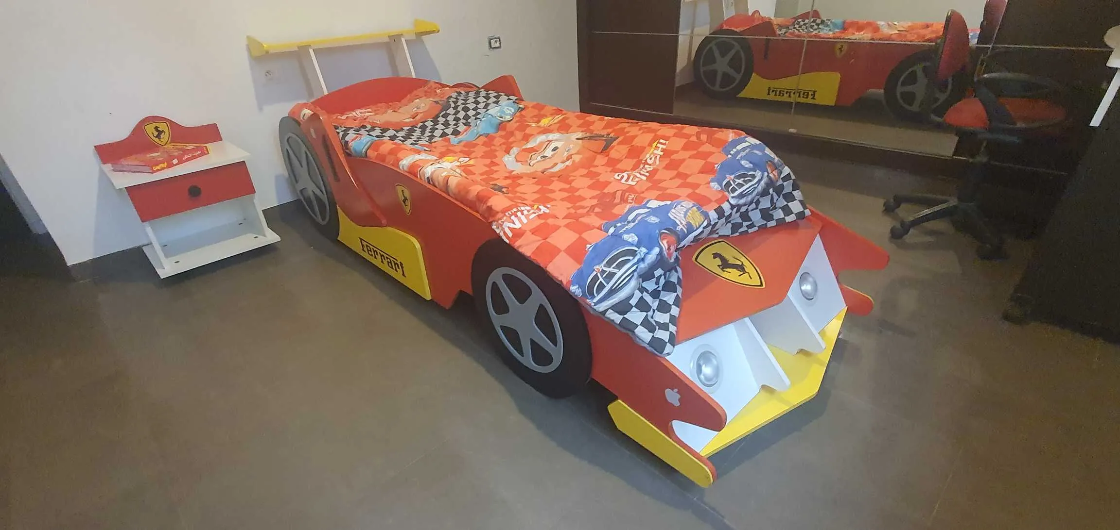 à vendre 2 lits Ferrari avec matelas + 2 tables de nuit