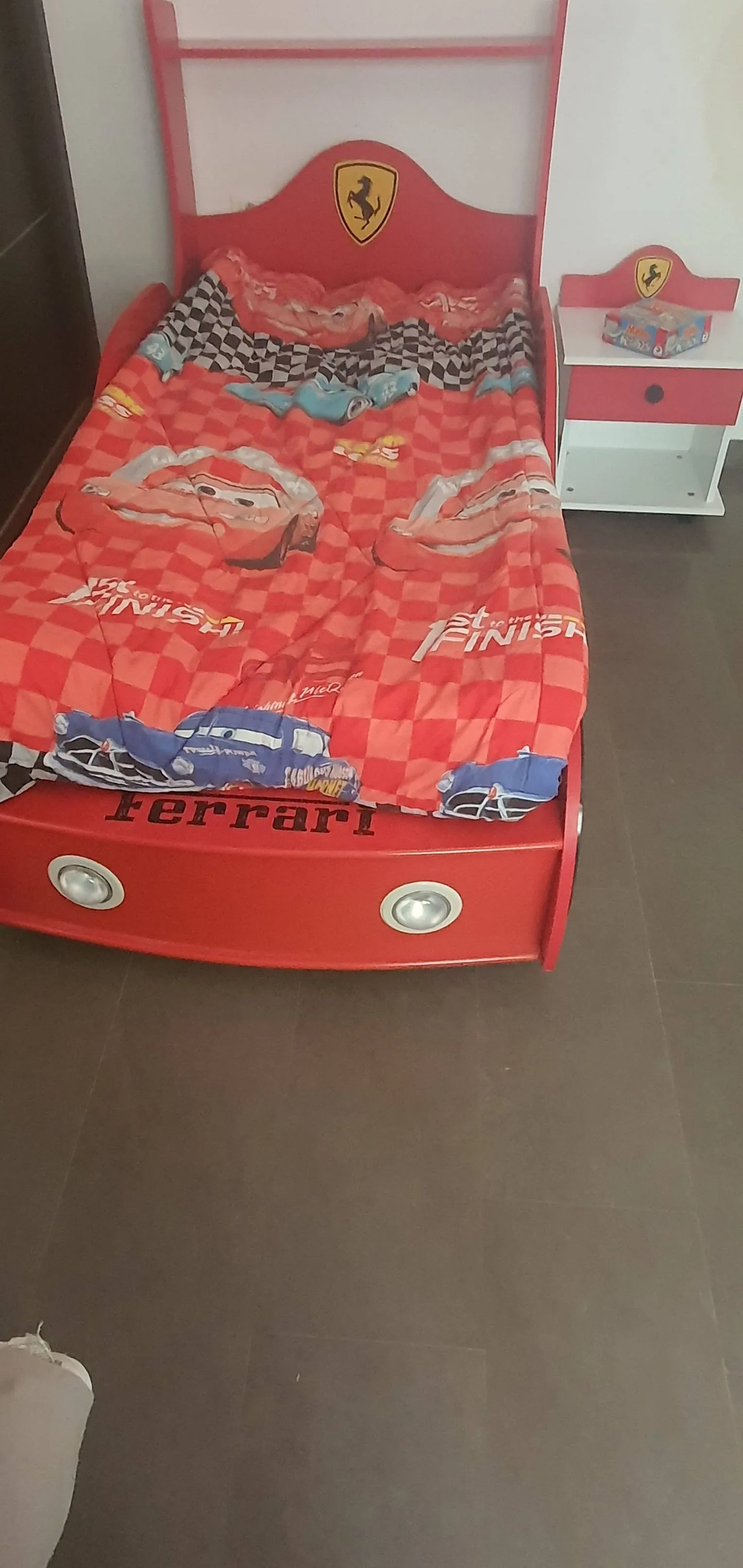 à vendre 2 lits Ferrari avec matelas + 2 tables de nuit