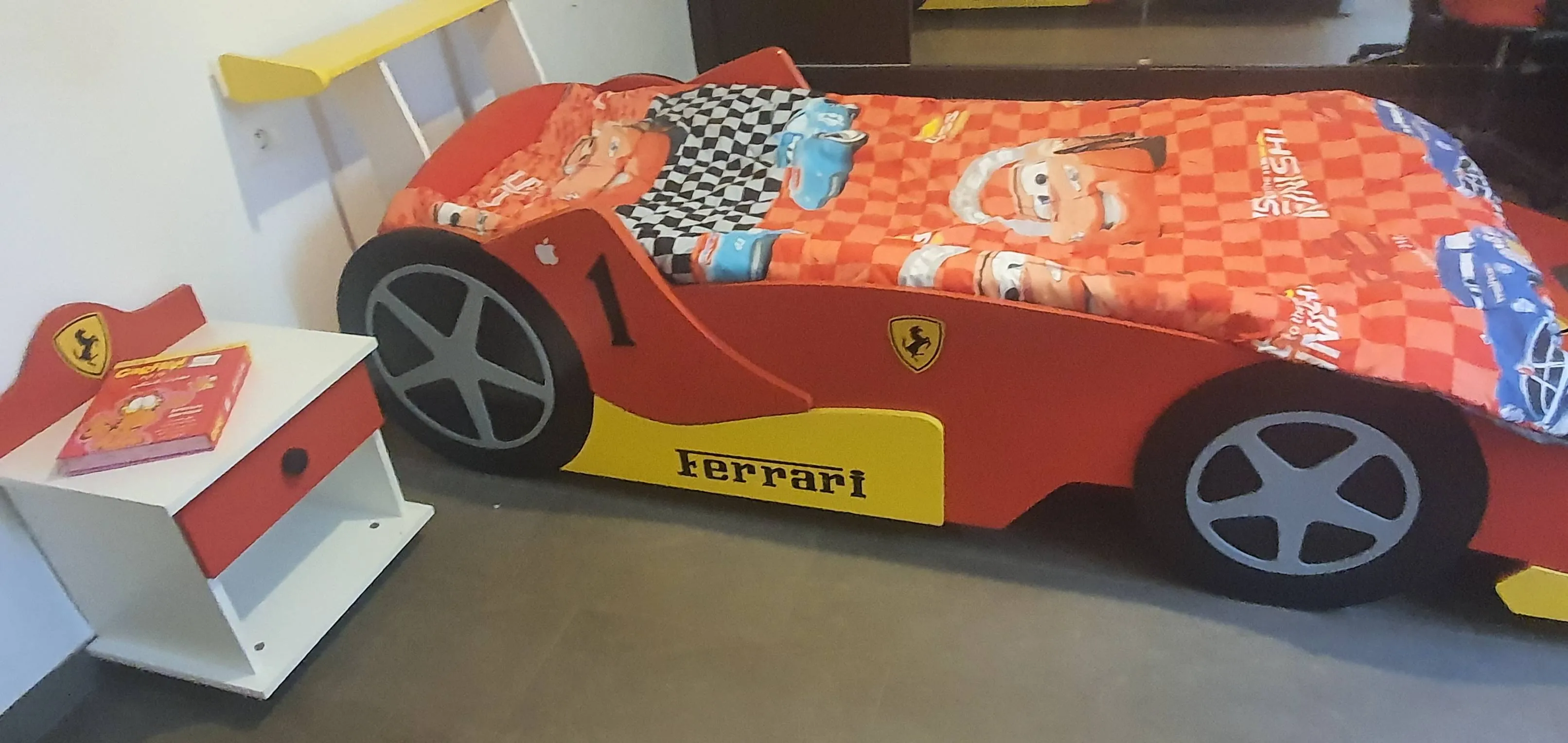 à vendre 2 lits Ferrari avec matelas + 2 tables de nuit