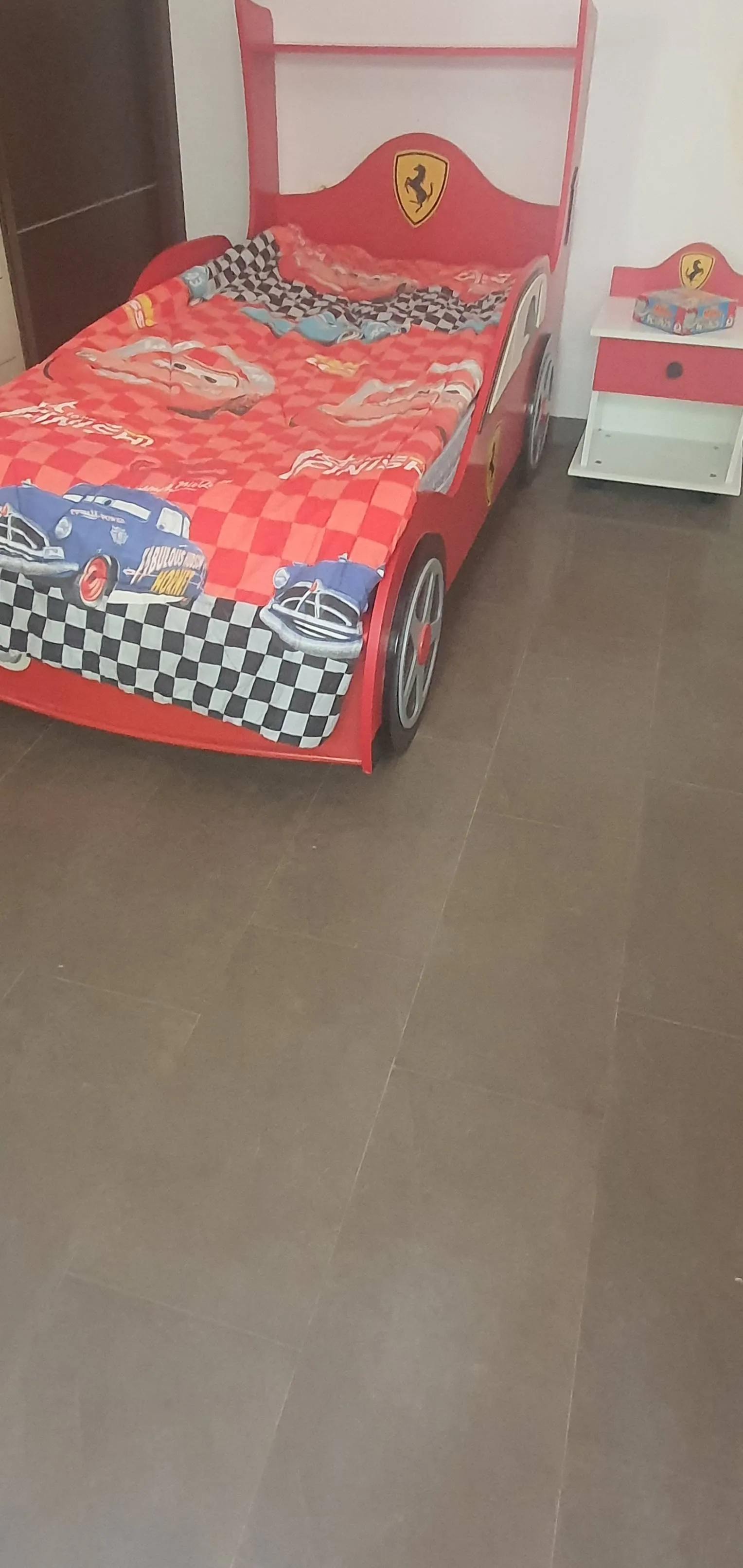 à vendre 2 lits Ferrari avec matelas + 2 tables de nuit