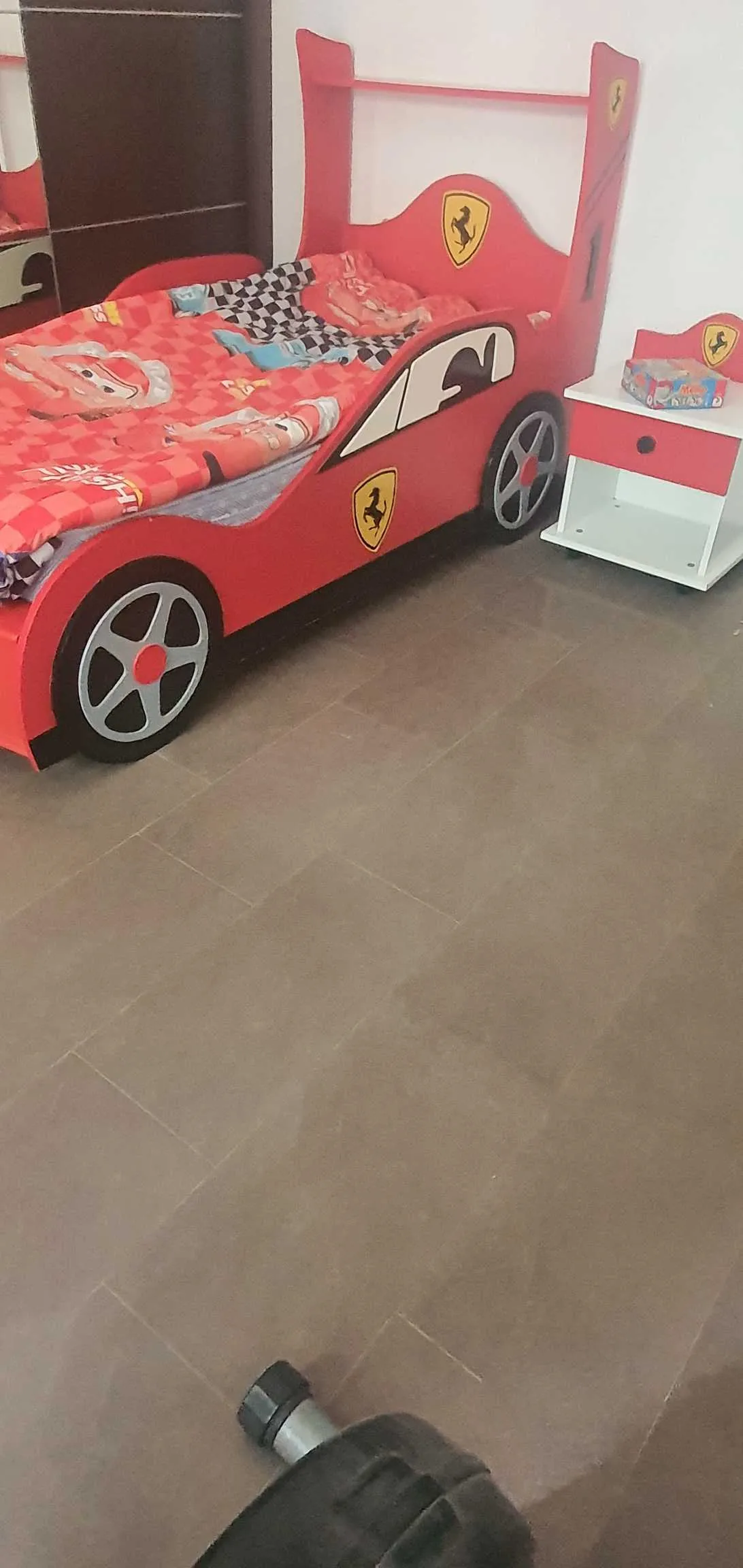 à vendre 2 lits Ferrari avec matelas + 2 tables de nuit