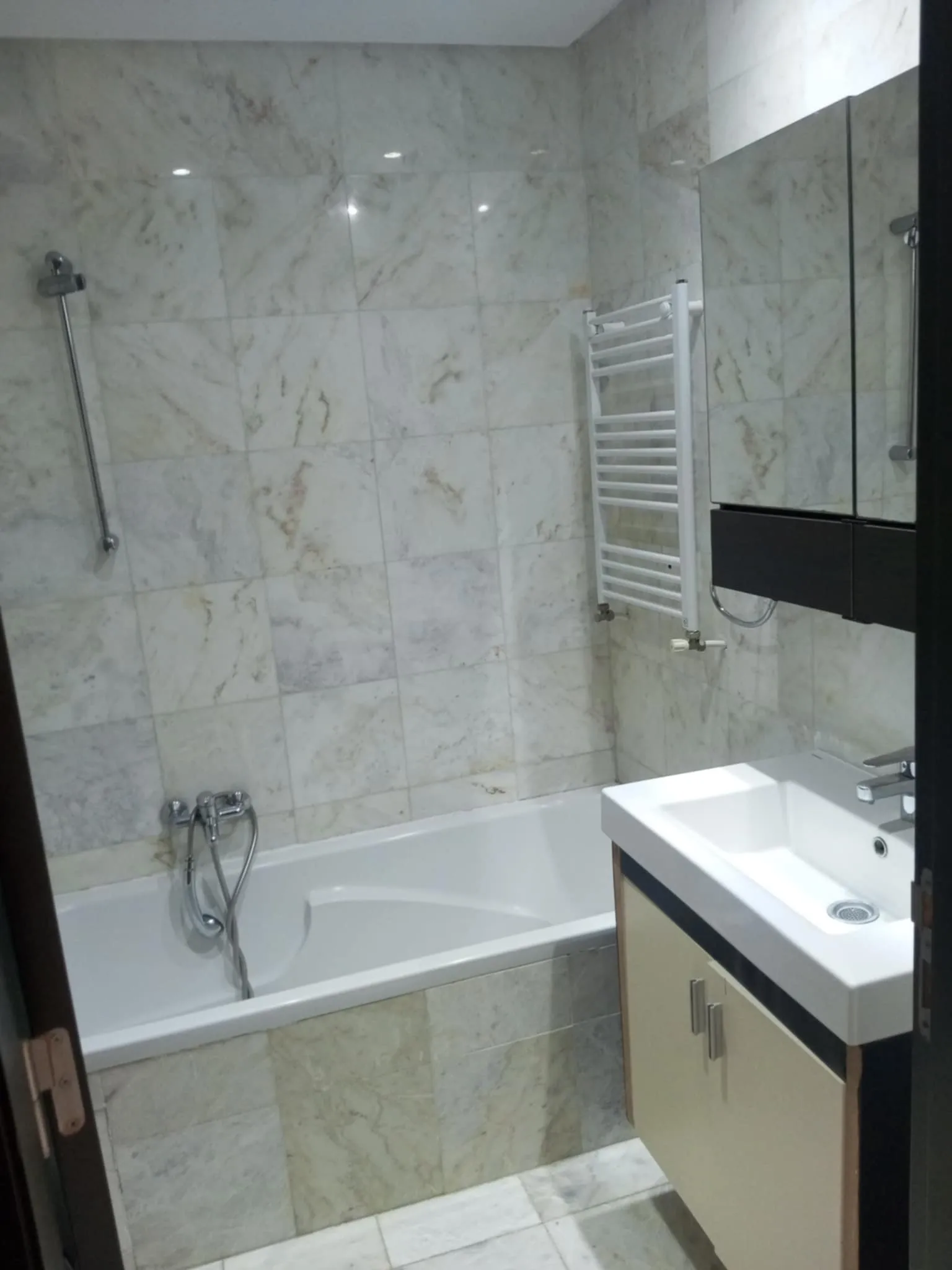 un appartement s+3 Haut Standing au 6émre étage a louer situé a Manzah 9c