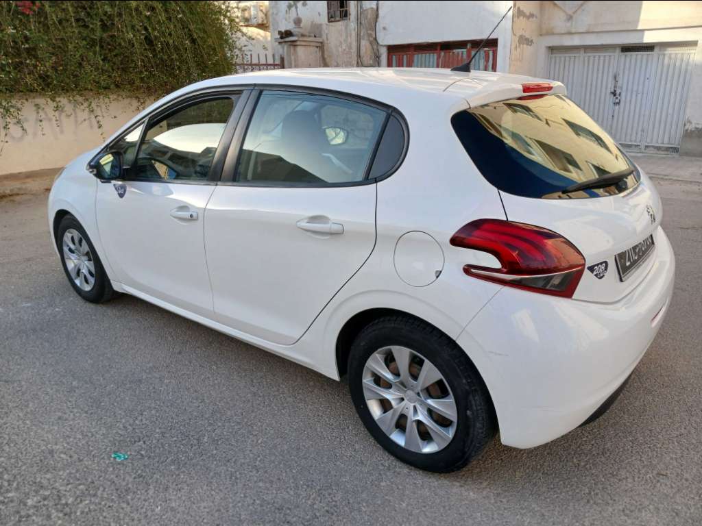 PEUGEOT 208 1er main ESSENCE