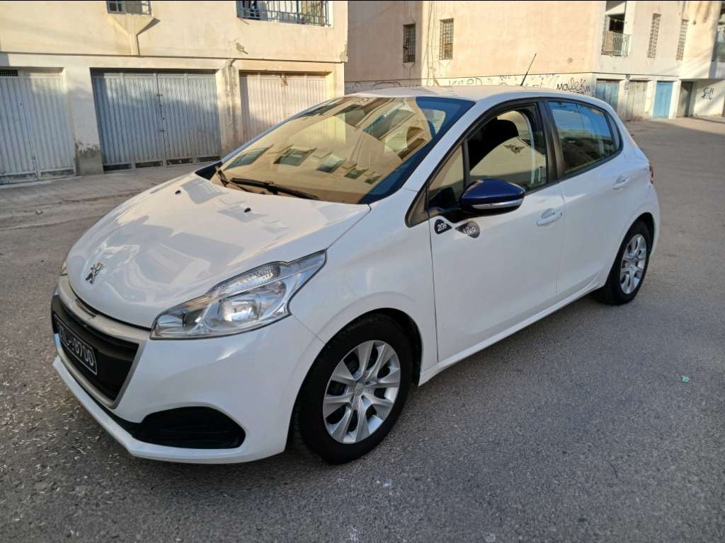 PEUGEOT 208 1er main ESSENCE