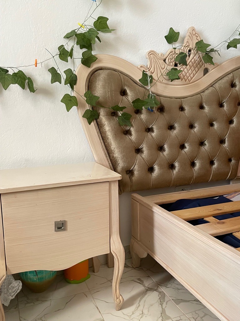 Lit avec table de nuit à vendre