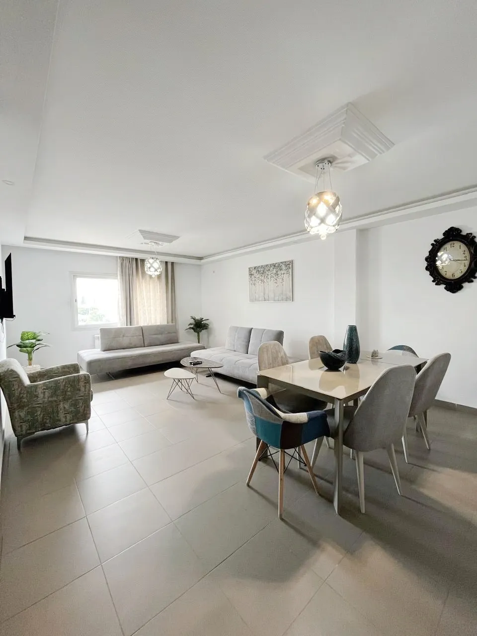 À vendre à Ben Arous – Salon complet + ensemble chambre double, comme neufs