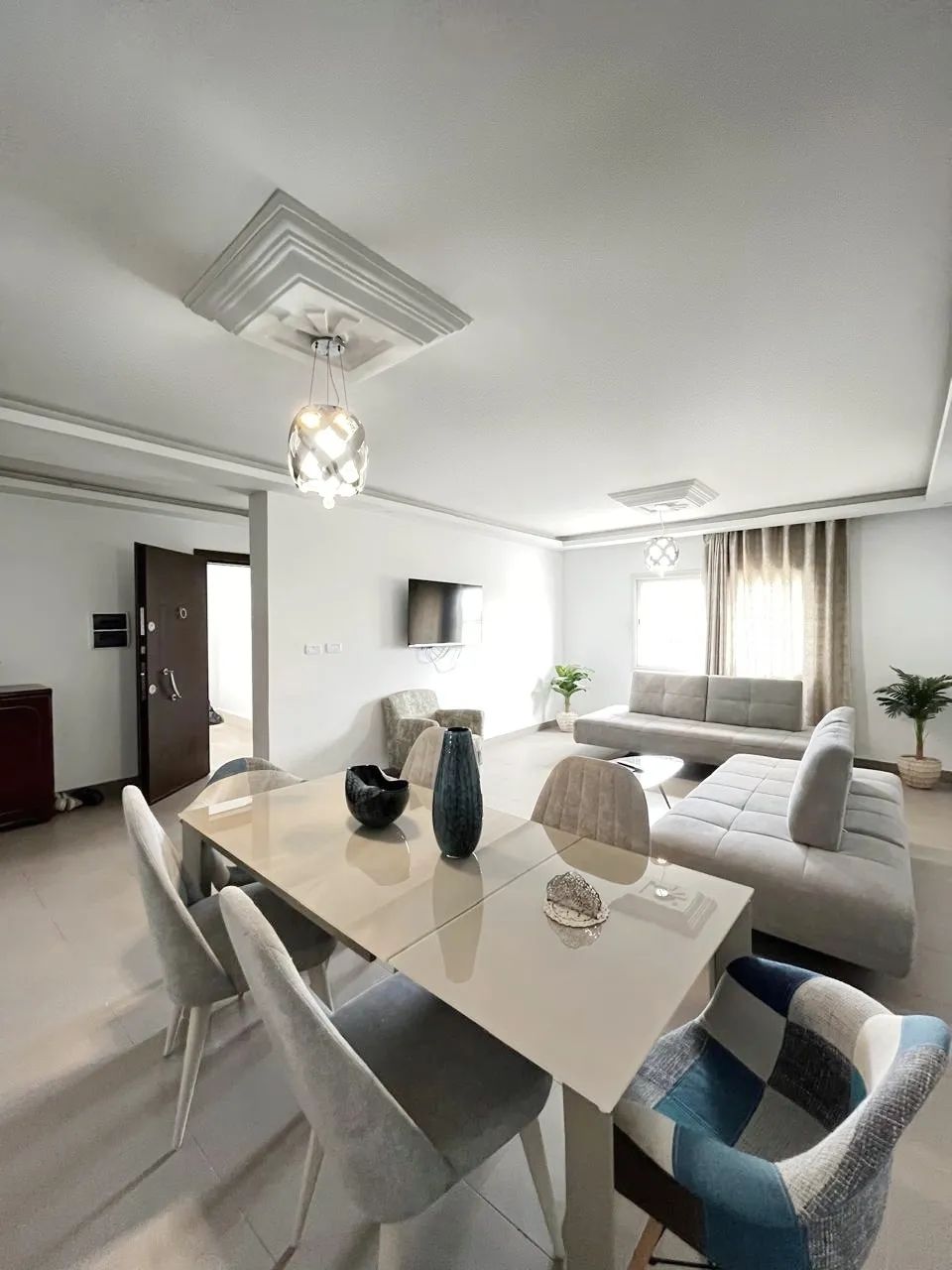 À vendre à Ben Arous – Salon complet + ensemble chambre double, comme neufs
