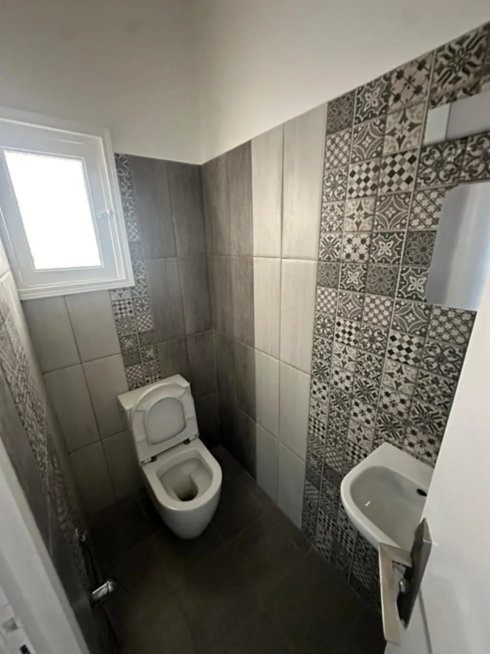 un spacieux appartement s+3 au 1er étage(avec ascenseur) a louer a Bardo Centre Prés de Poste