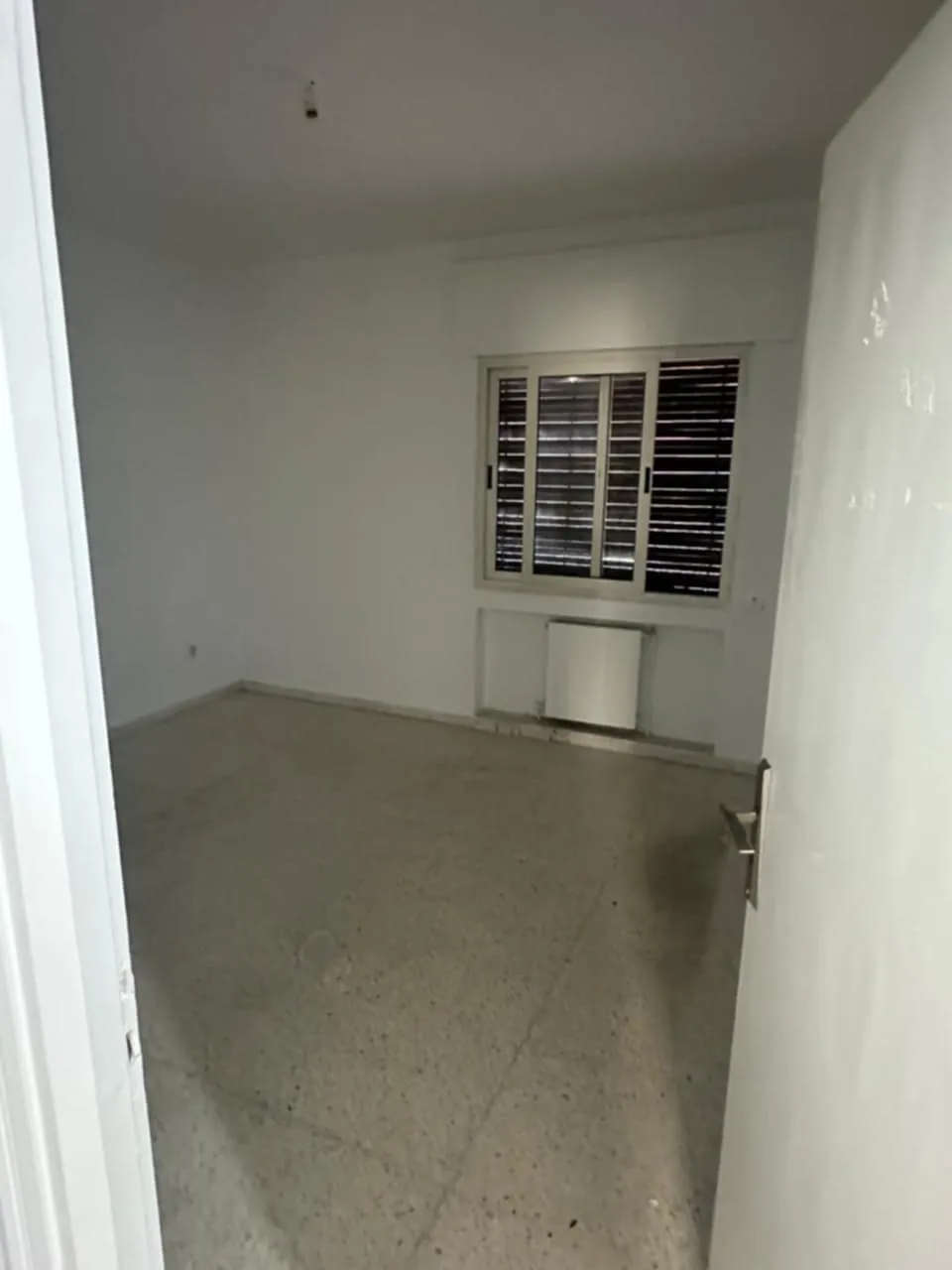 un spacieux appartement s+3 au 1er étage(avec ascenseur) a louer a Bardo Centre Prés de Poste