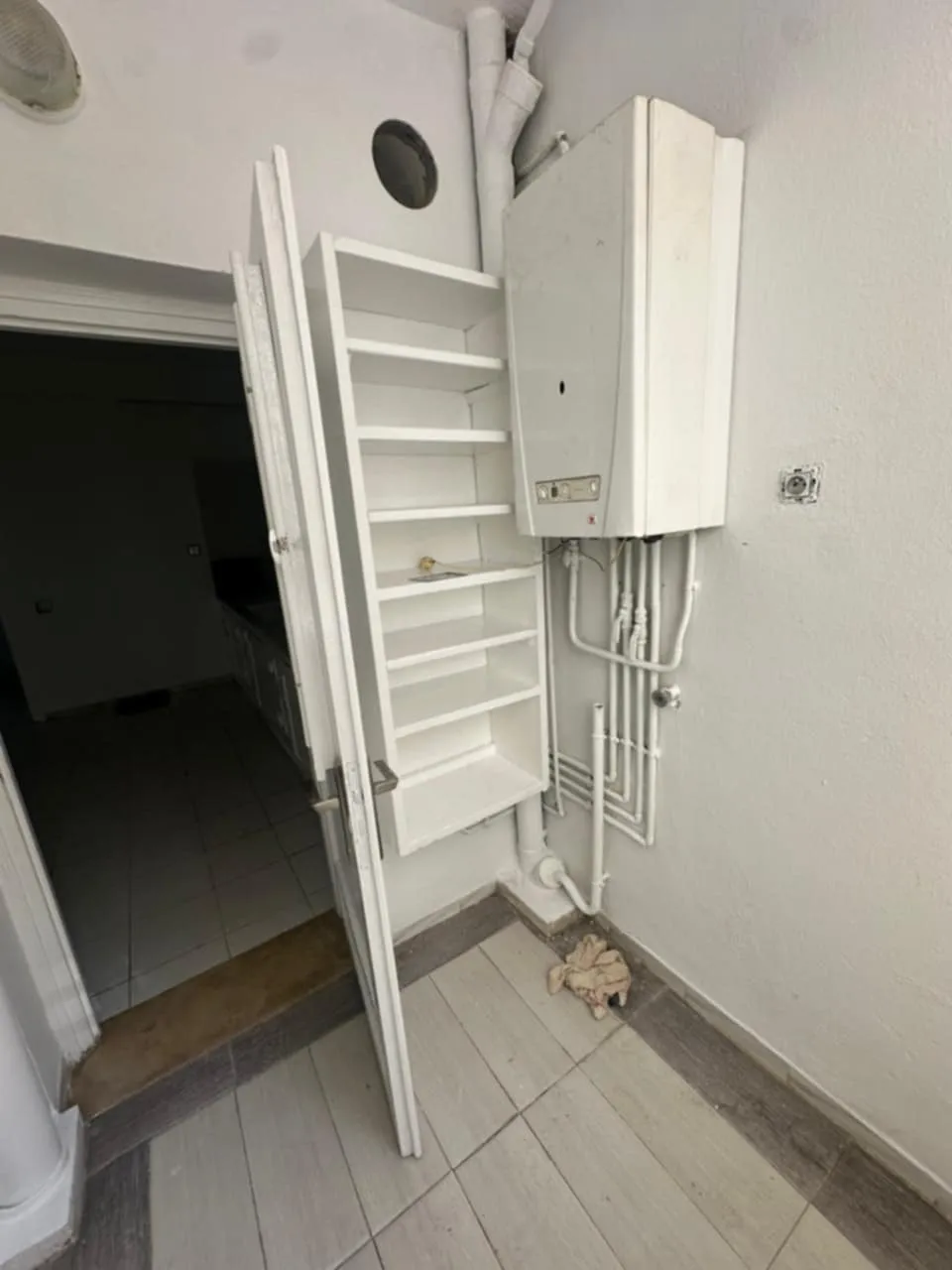 un spacieux appartement s+3 au 1er étage(avec ascenseur) a louer a Bardo Centre Prés de Poste