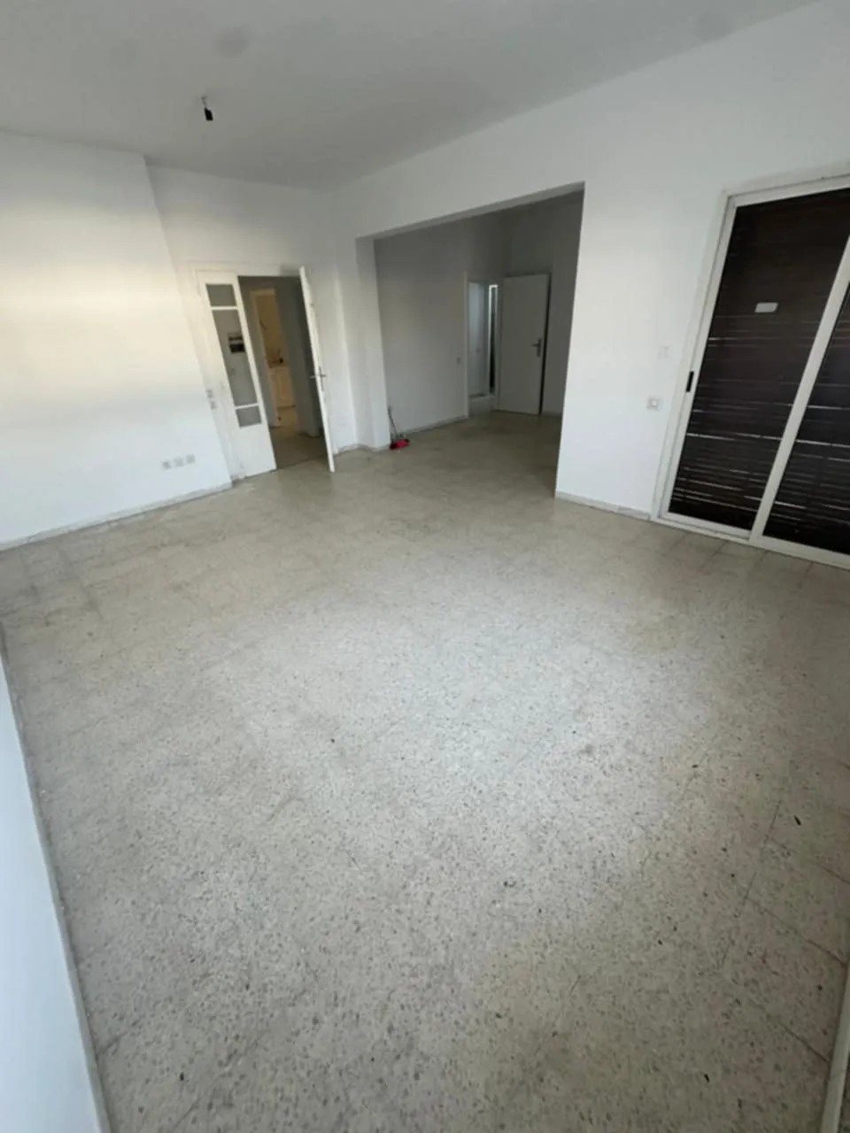 un spacieux appartement s+3 au 1er étage(avec ascenseur) a louer a Bardo Centre Prés de Poste