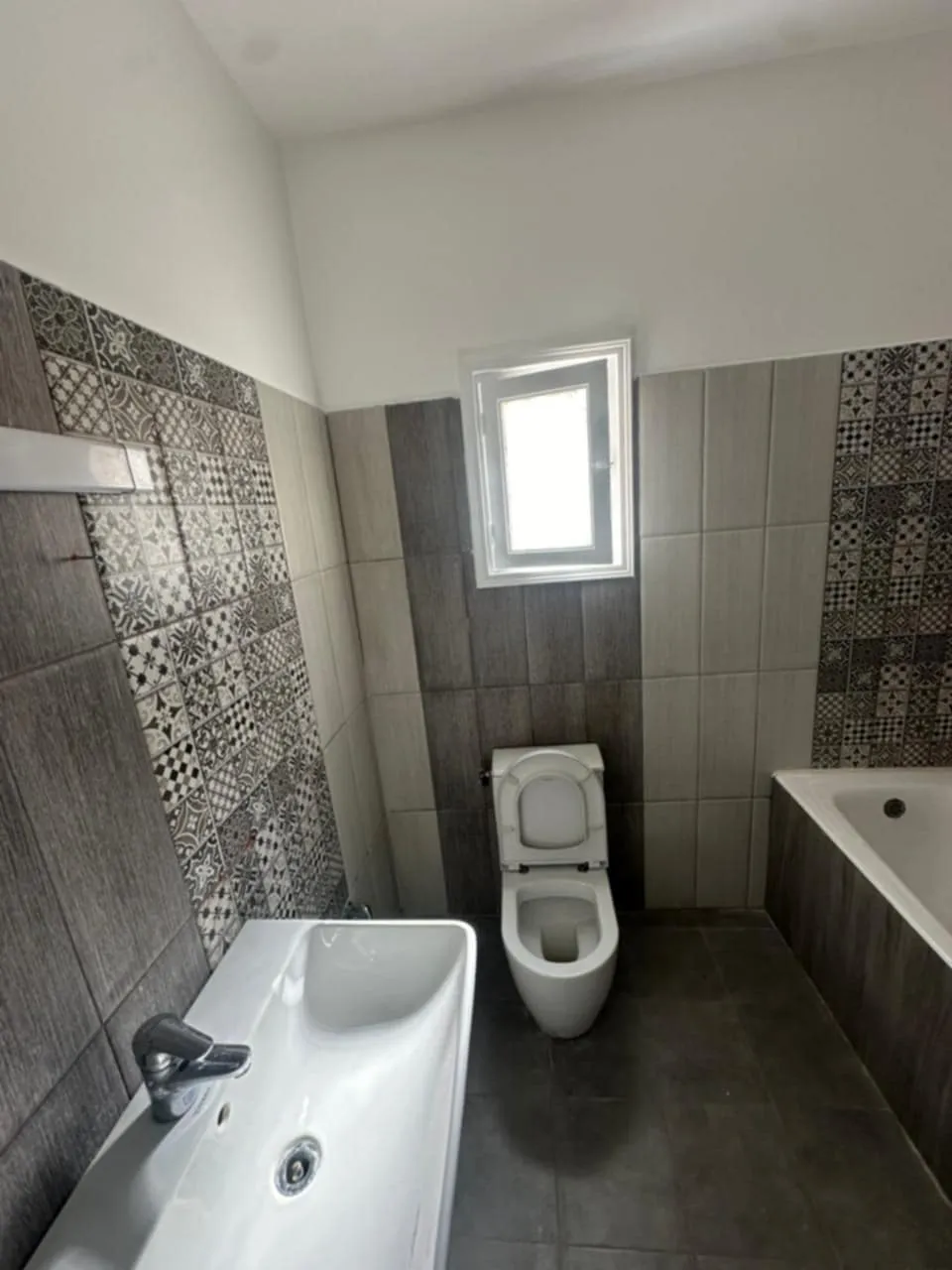 un spacieux appartement s+3 au 1er étage(avec ascenseur) a louer a Bardo Centre Prés de Poste