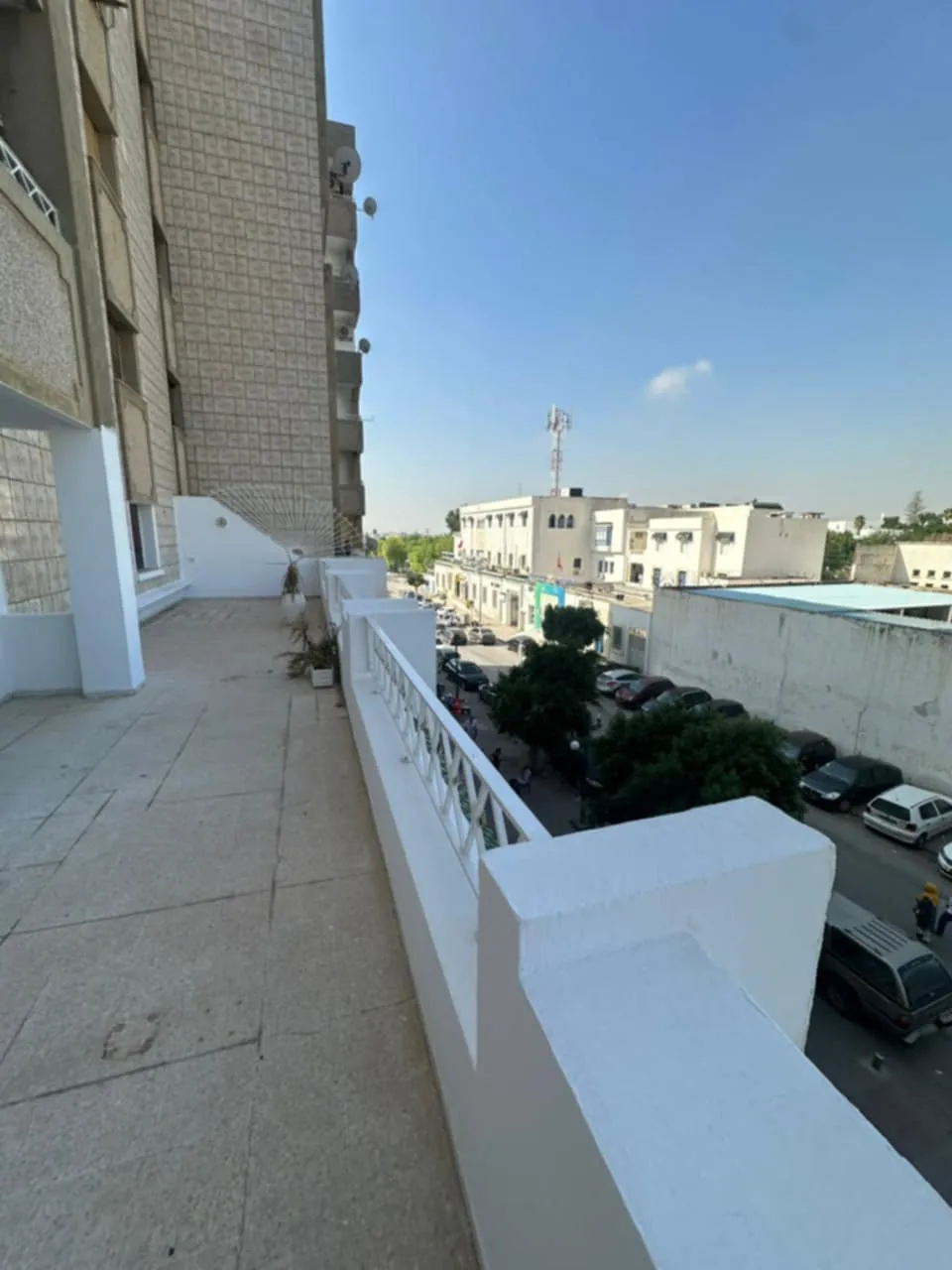 un spacieux appartement s+3 au 1er étage(avec ascenseur) a louer a Bardo Centre Prés de Poste