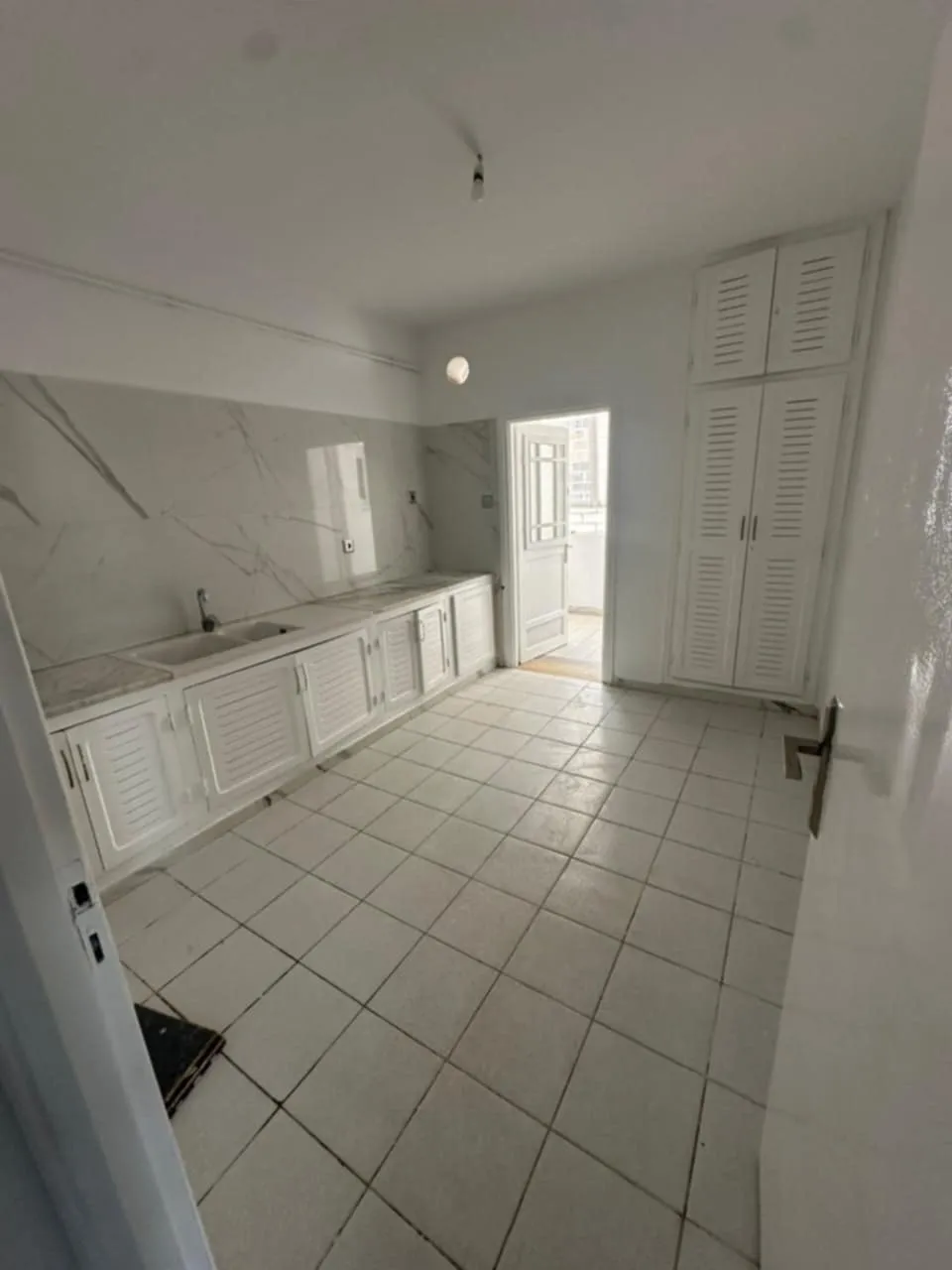 un spacieux appartement s+3 au 1er étage(avec ascenseur) a louer a Bardo Centre Prés de Poste