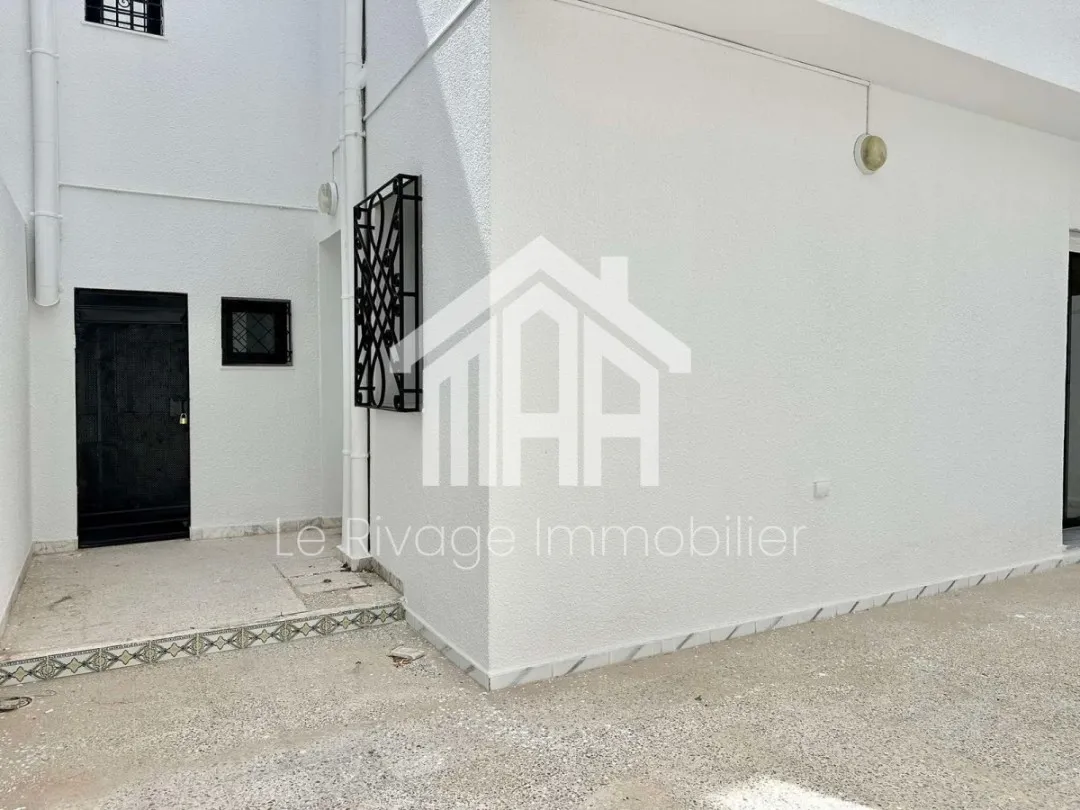 un duplex jumelé des deux côtés situé à Marsa, cité Tabak
