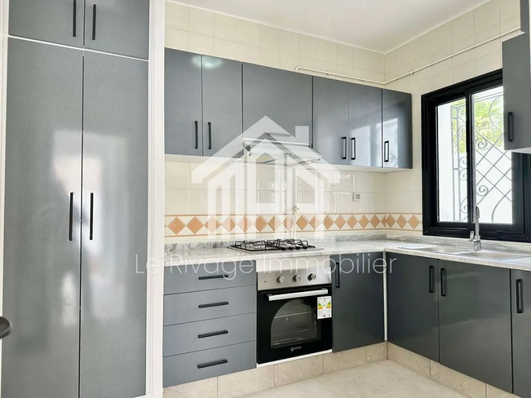 un duplex jumelé des deux côtés situé à Marsa, cité Tabak