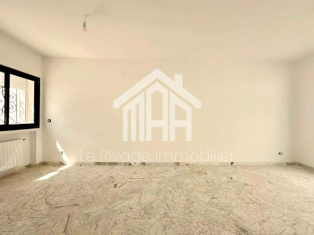 un duplex jumelé des deux côtés situé à Marsa, cité Tabak