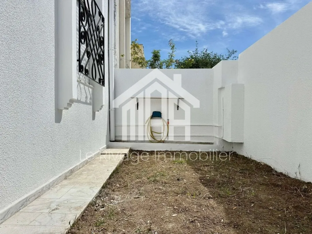 un duplex jumelé des deux côtés situé à Marsa, cité Tabak