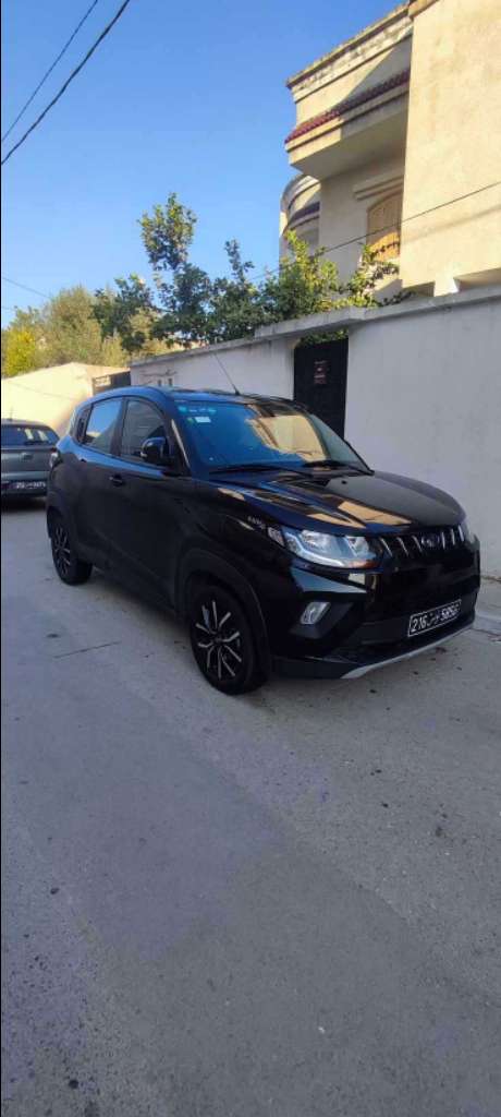 Mahindra kuv 100