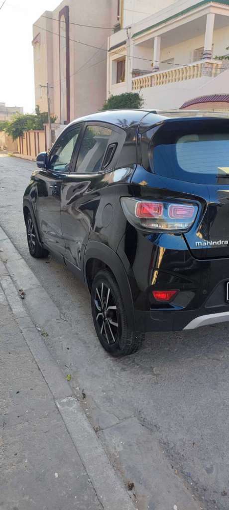 Mahindra kuv 100