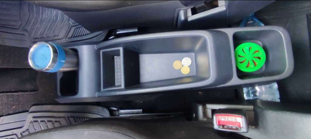 Mahindra kuv 100