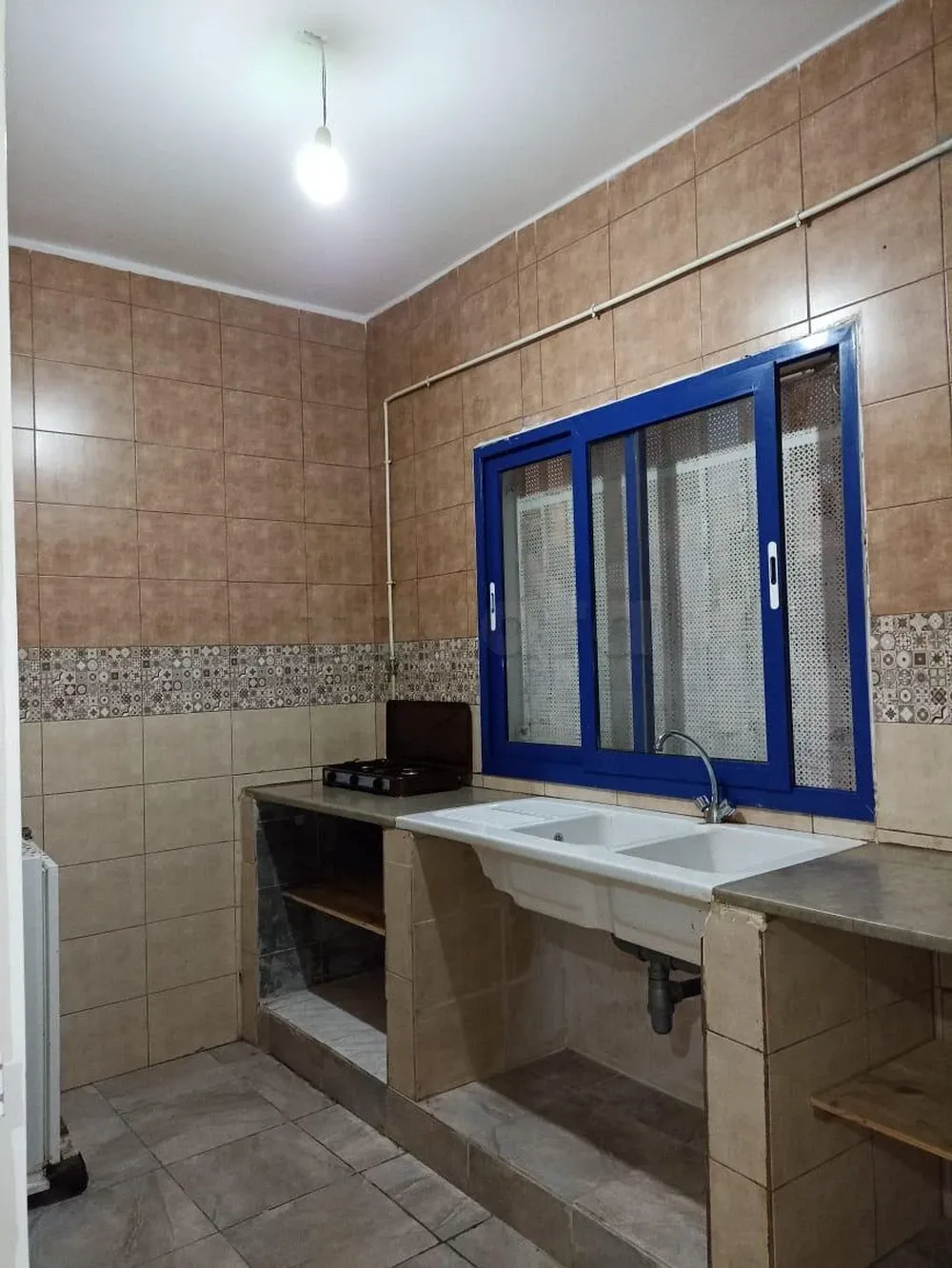 un étage d'une maison s+1 meublé au 2éme étage a louer situé a cité khadhra prés de aziza