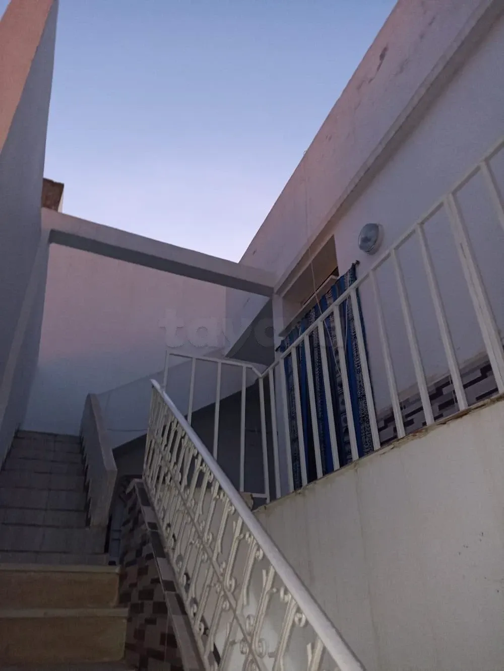 un étage d'une maison s+1 meublé au 2éme étage a louer situé a cité khadhra prés de aziza