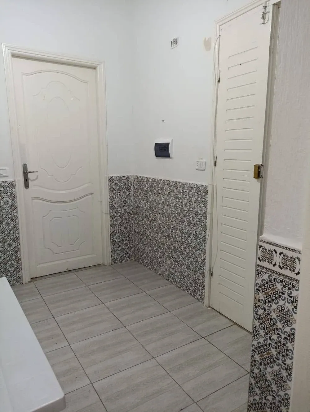 un étage d'une maison s+1 meublé au 2éme étage a louer situé a cité khadhra prés de aziza