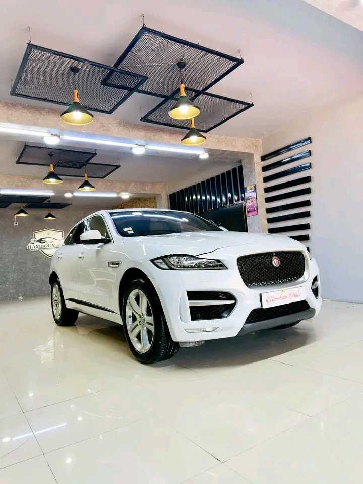 Jaguar F . Pace
