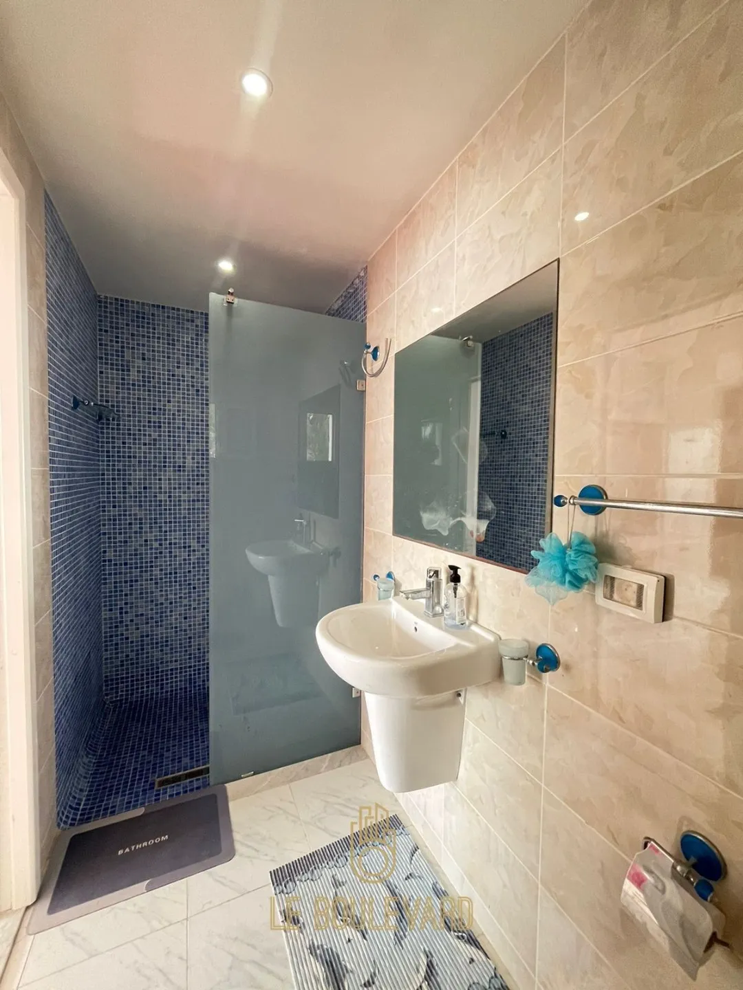 A Louer Villa S+4 Avec Piscine Et Pied Dans L'eau Située à Benikhiar, Nabeul