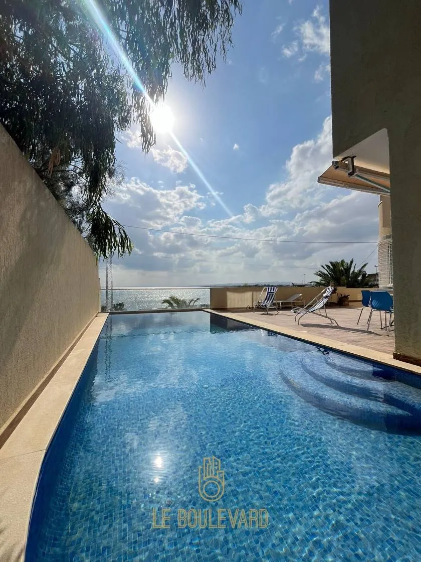 A Louer Villa S+4 Avec Piscine Et Pied Dans L'eau Située à Benikhiar, Nabeul