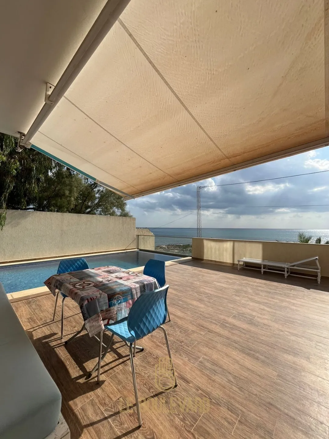 A Louer Villa S+4 Avec Piscine Et Pied Dans L'eau Située à Benikhiar, Nabeul