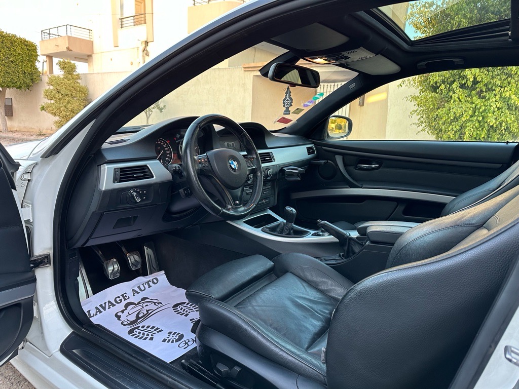 BMW 320i coupé e92 phase 2 kit M full options état neuf