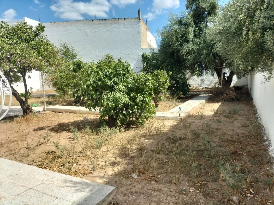 Belle villa sur deux niveaux indépendants, Denden / Manouba