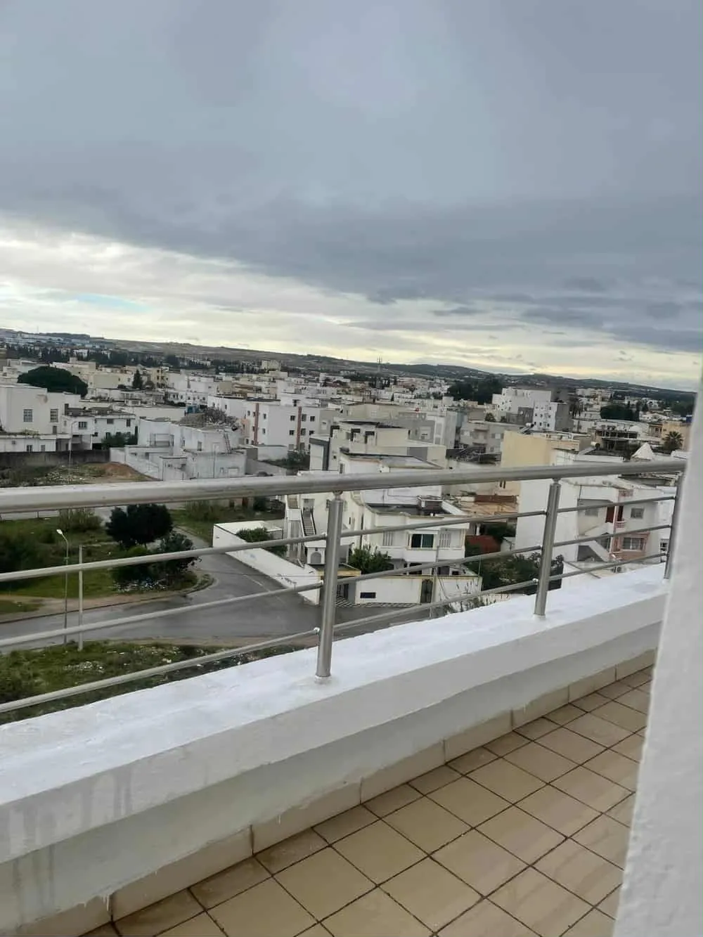 un appartements s+2 au 6 éme étage(avec ascenseur)a louer a Manouba Centre Prés de Terrain Masmoudi.