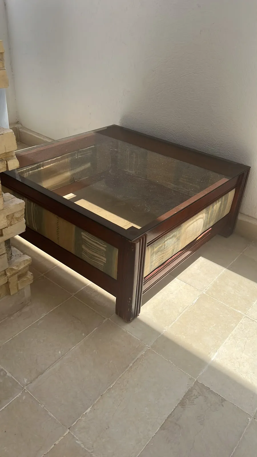 Salon avec table basse et deux lits jumeaux avec armoire