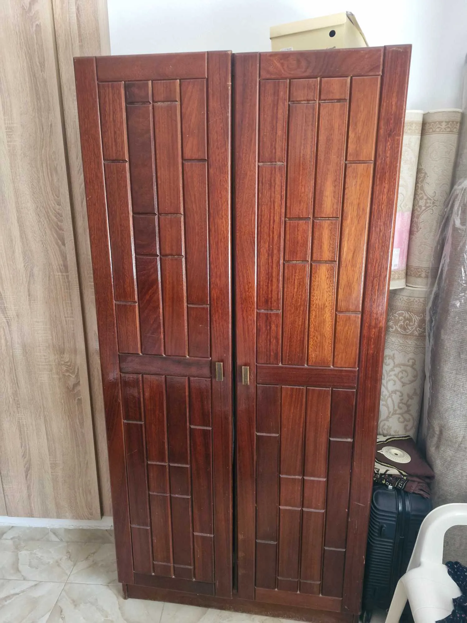 Salon avec table basse et deux lits jumeaux avec armoire