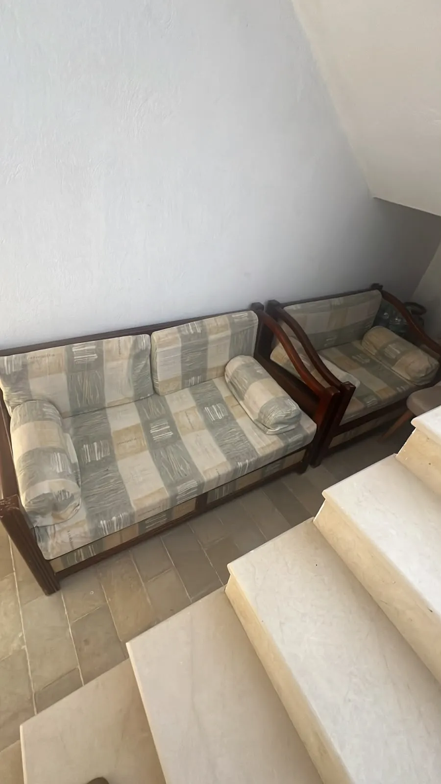 Salon avec table basse et deux lits jumeaux avec armoire