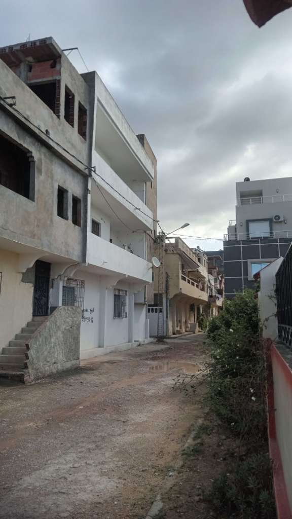 دار للبيع (الهاتف 95119712 ) في حي المرجان بطبرقة بجانب مركب الطفولة 