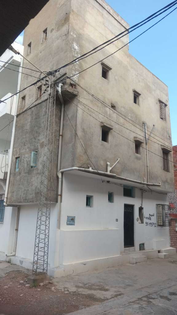 دار للبيع (الهاتف 95119712 ) في حي المرجان بطبرقة بجانب مركب الطفولة 