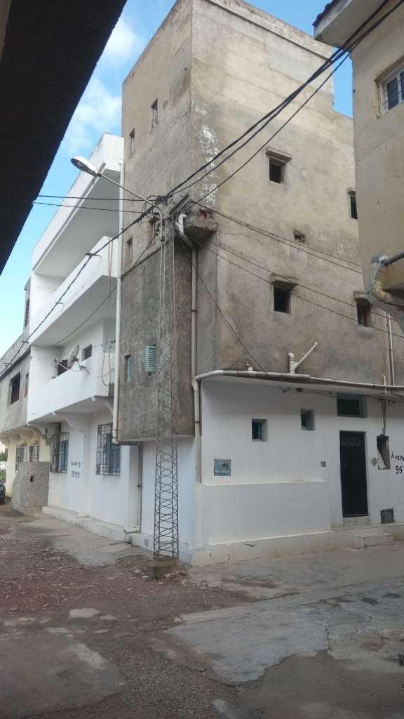 دار للبيع (الهاتف 95119712 ) في حي المرجان بطبرقة بجانب مركب الطفولة 