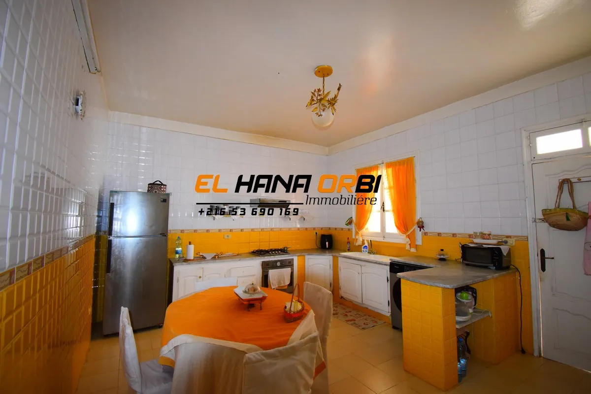 À vendre, rez-de-chaussée avec studio indépendant