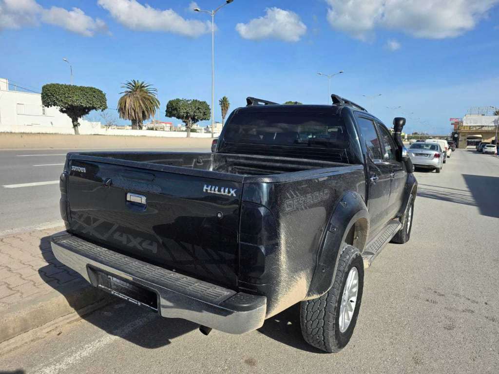 Toyota hilux 4x4  3litres diesel 10 cv  2013En très bonne étatBoite autoA vendre ou a échange 