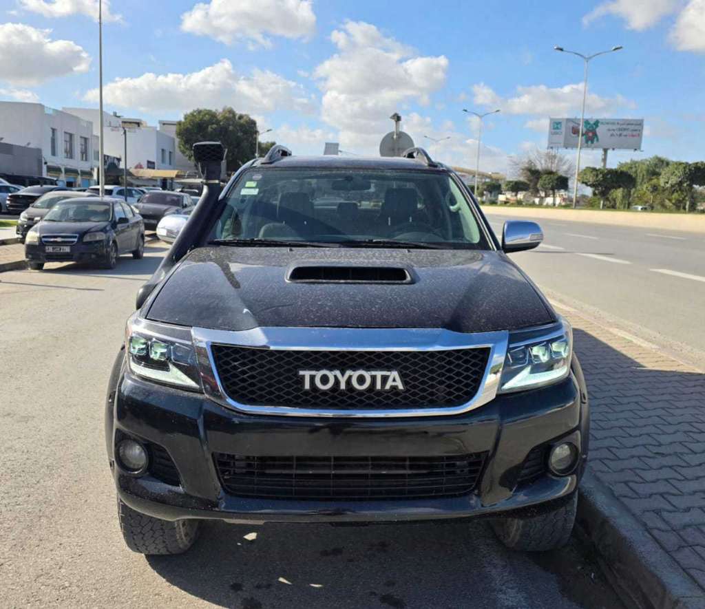 Toyota hilux 4x4  3litres diesel 10 cv  2013En très bonne étatBoite autoA vendre ou a échange 