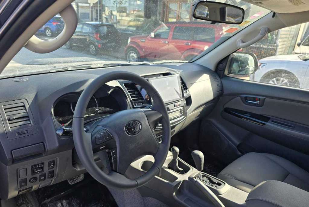 Toyota hilux 4x4  3litres diesel 10 cv  2013En très bonne étatBoite autoA vendre ou a échange 