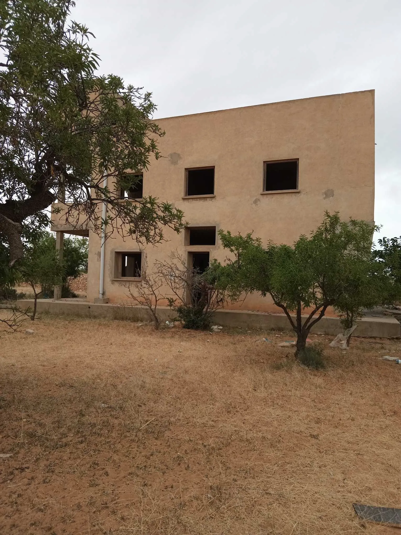Terrain à vendre avec une villa inachevée de deux étages séparés 